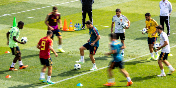 各队球星训练备战场景 - 足球与训练场